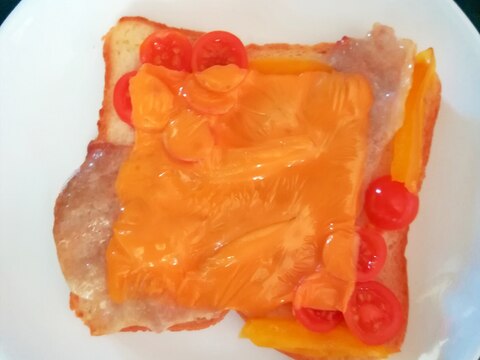 イベリコ豚とトマトパプリカチェダーチーズトースト